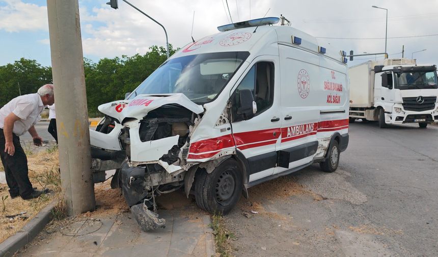 Bitlis'te Ambulans ile Otomobil Çarpıştı: 10 Kişi Yaralandı