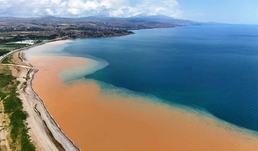 Ahlat'ta Sel Suları Van Gölü'nün Rengini Değiştirdi