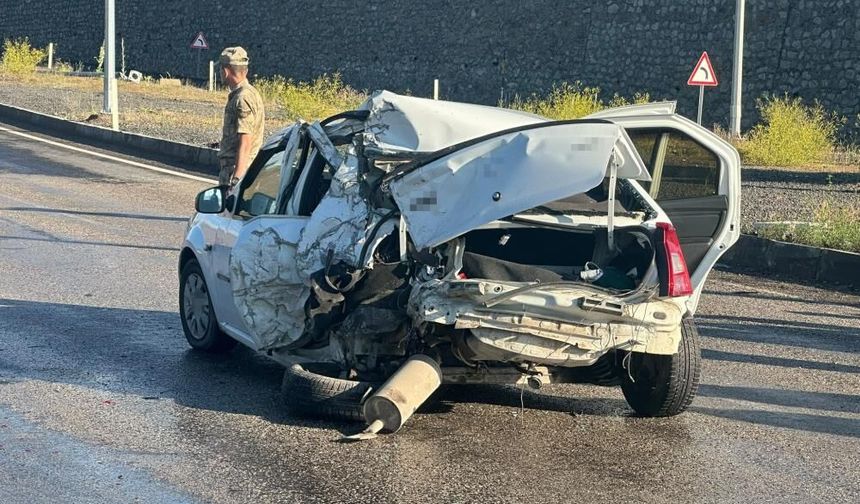Ağrı’da freni boşalan kamyonet kırmızı ışıkta bekleyen araca çarptı: 2 yaralı
