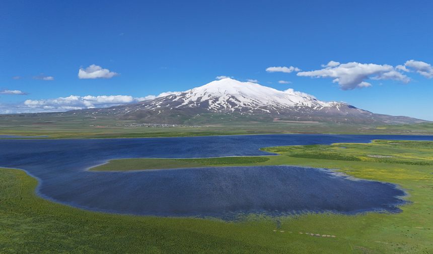 Süphan Dağı’nın eteklerindeki Cil Gölü hayran bırakıyor