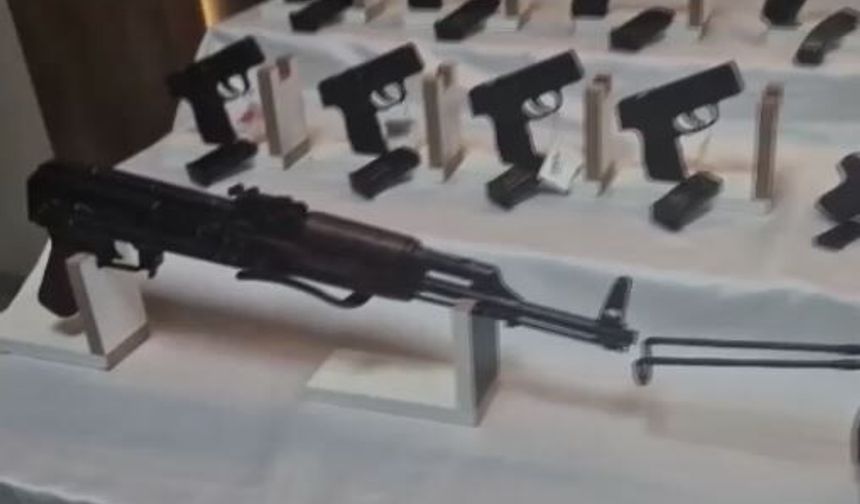 Durdurulan araçta cephanelik çıktı: 19 silah ele geçirildi