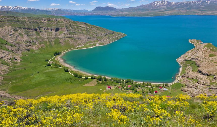 Van Gölü'nün kıyısındaki turizm cenneti: İncekaya köyü
