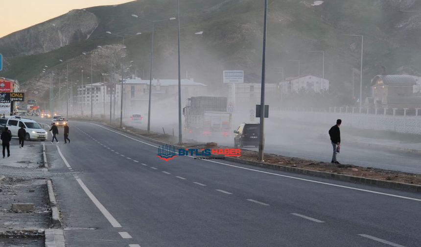 Bitlis'te yol çalışması sırasında çıkan tozlar vatandaş ve esnafı bıktırdı