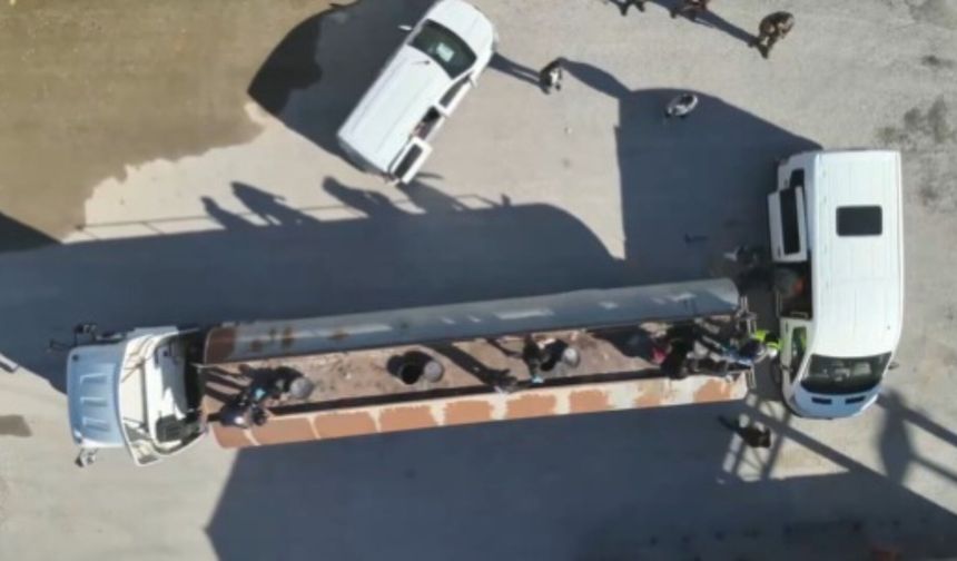Bunu da yaptılar! Bitlis'te akaryakıt tankerinde 30 düzensiz göçmen yakalandı