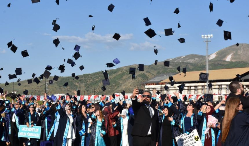 Bitlis Eren Üniversitesi’nde 2 bin 800 öğrenci mezun olmanın heyecanını yaşadı