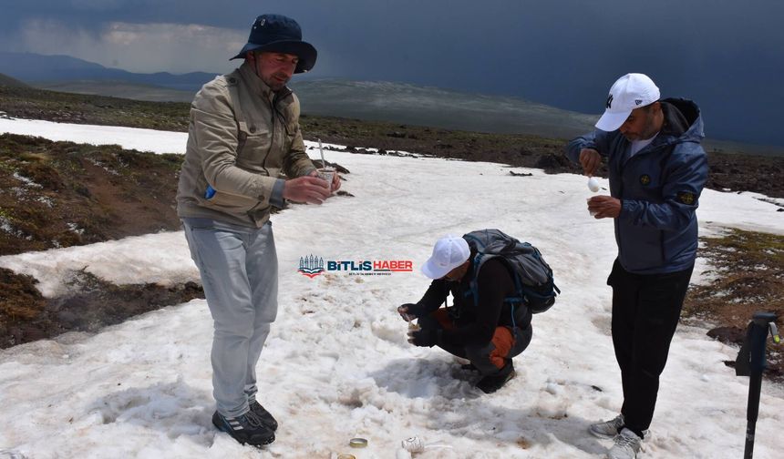 Haziran ayının ortasında Nemrut'un zirvesinde karlı pekmez keyfi