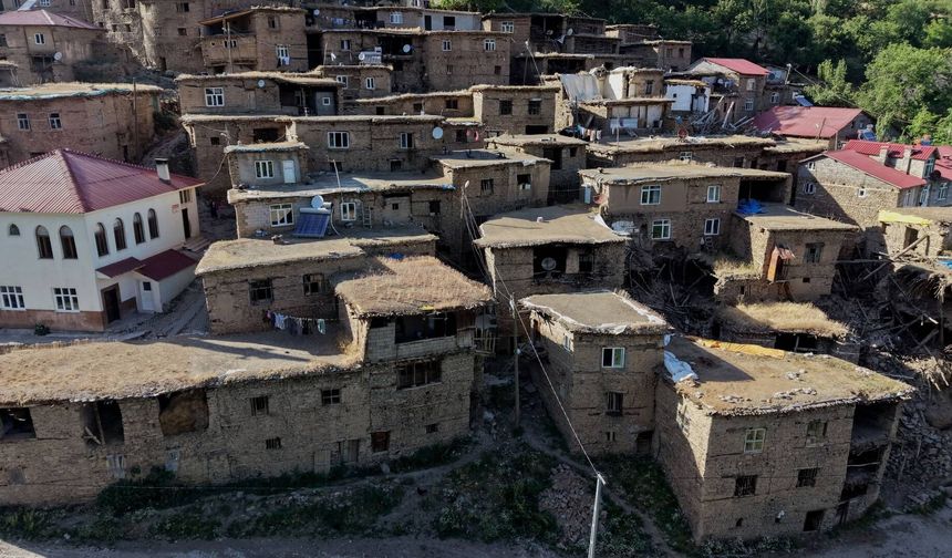 Bitlis'te Asırlık Taş Evler ve Gayda Barajı Kartpostallık Manzaralar Sunuyor