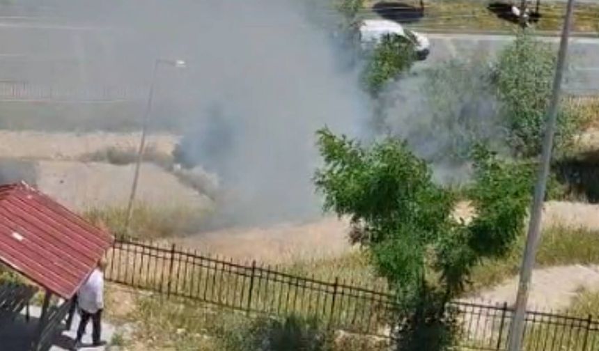 Bitlis'te Parkta Çıkan Yangın Büyümeden Söndürüldü