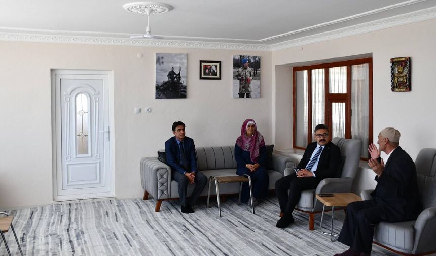 Adilcevaz Kaymakamı Özçelik'ten Şehit Ailesine Ziyaret