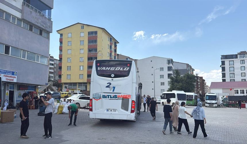 Tatvan’da okul ile otogar olarak kullanılan alanın yan yanda bulunmasına vatandaşlardan tepki