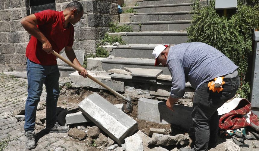 Bitlis'te Yol ve Kaldırım Çalışmaları Aralıksız Sürüyor