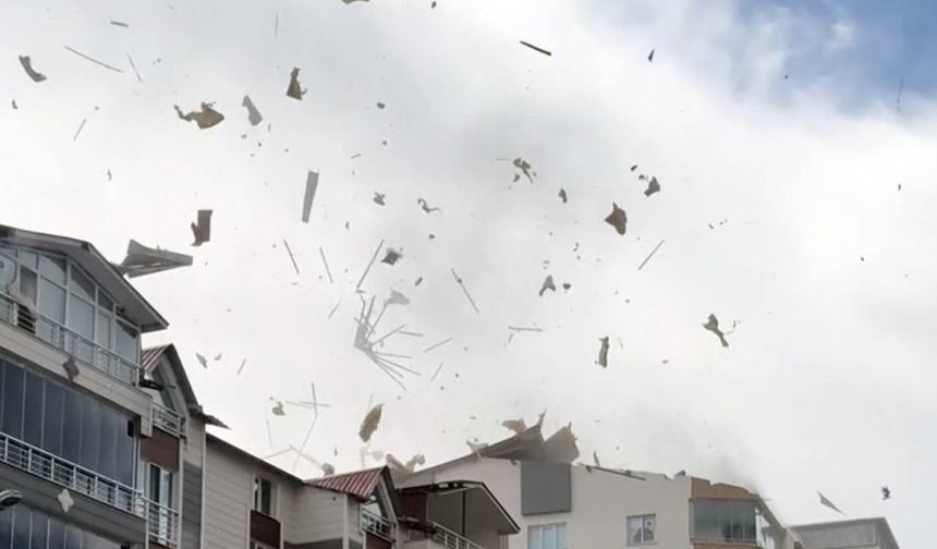 Bitlis'te Hortum Çatıları Yerinden Uçurdu: O Anlar Kamerada