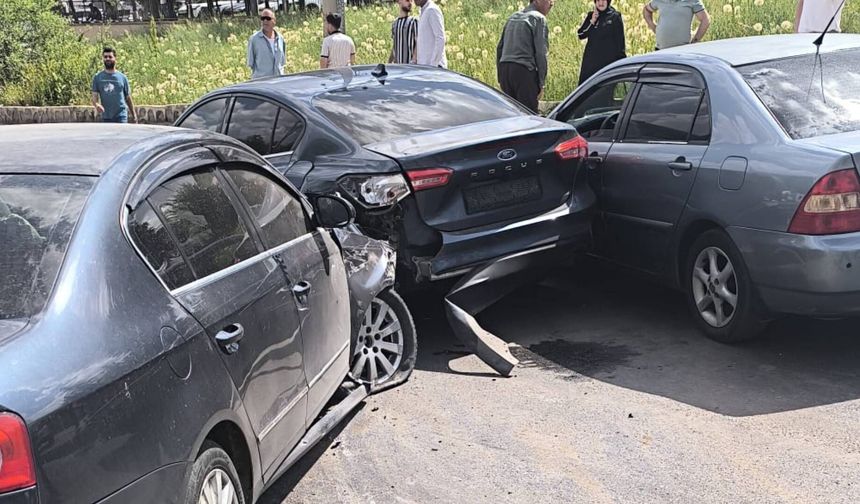 Bitlis’te maddi hasarlı trafik kazası: 3 araç birbirine girdi