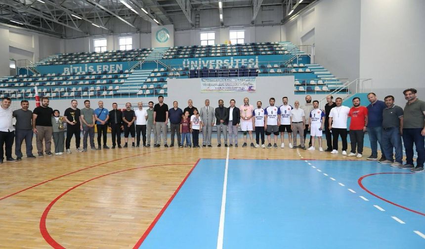 Bitlis Eren Üniversitesi'nde Kurum İçi Voleybol Turnuvası Tamamlandı