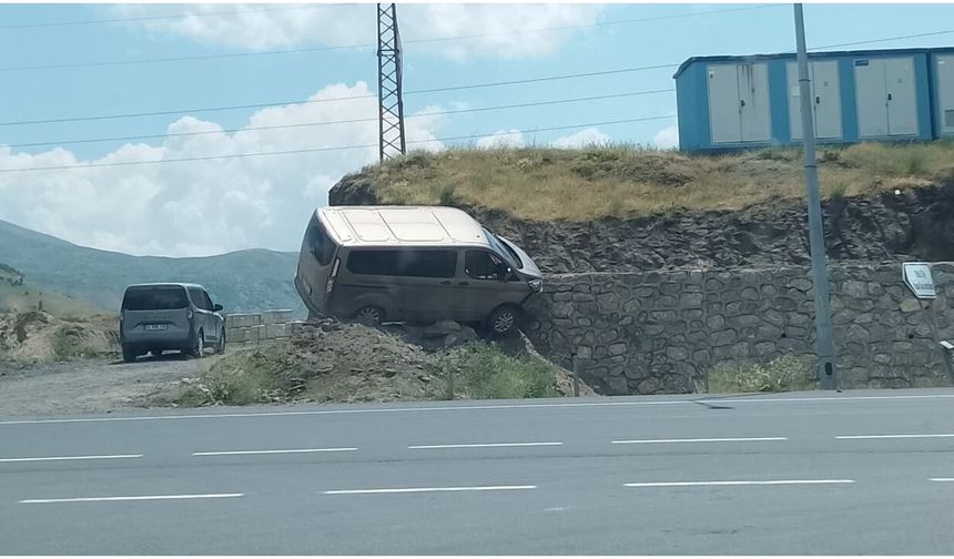 Bitlis'te kontrolden çıkan minibüs istinat duvarına çıktı