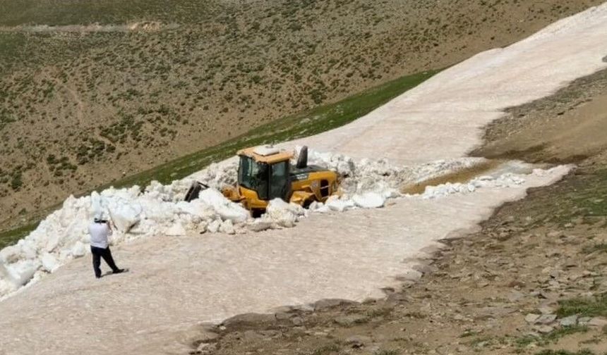 Bitlis'te Temmuz Ayında Kar Mesaisi: 3 Bin Rakımlı Yaylada Yol Açılıyor