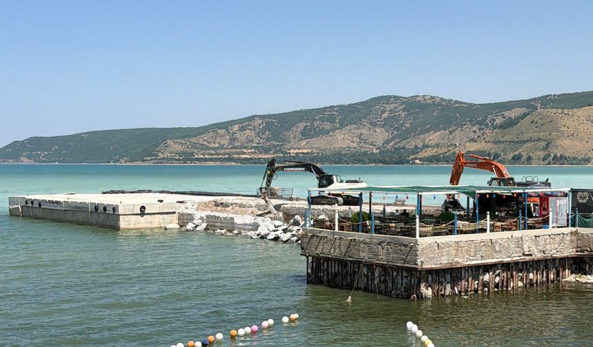 Tatvan'da Güvenlik Riski Taşıyan İskele Yenileniyor