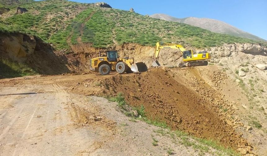 Ağrı'da köy yollarında bakım ve altyapı çalışmaları sürüyor