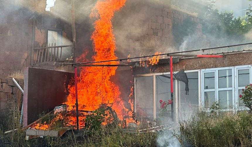 Bitlis'te İş Yeri Bahçesinde Çıkan Yangın Korkuttu