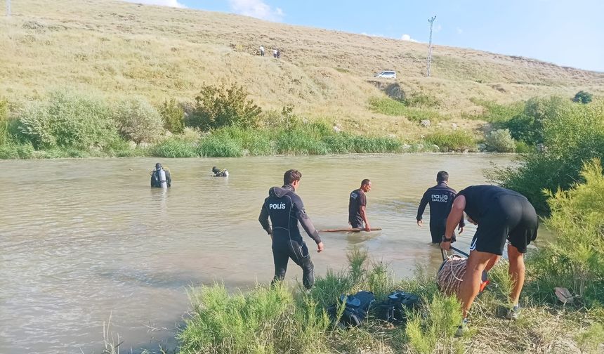 Komşu İlimizde çaya düşen 2 kardeşten biri öldü biri aranıyor