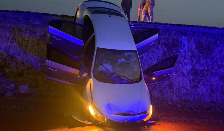 Bingöl'de otomobil yol çalışması alanına düştü: 2 yaralı