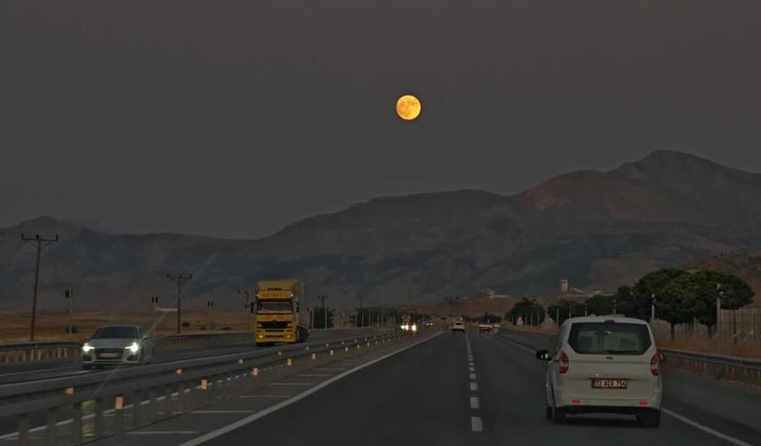 Bitlis'te dolunay görsel şölen sundu; Yolculara eşlik etti