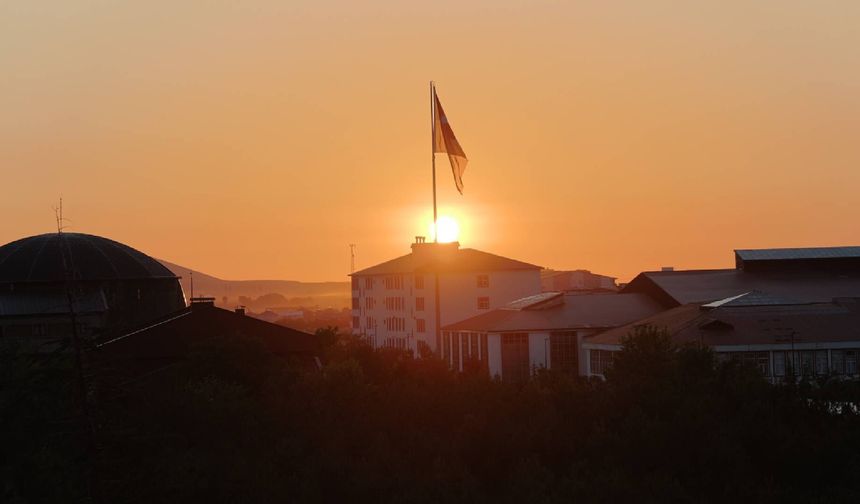 Bitlis'te dolunayın batışı ve güneşin doğuşu beraber görüntülendi