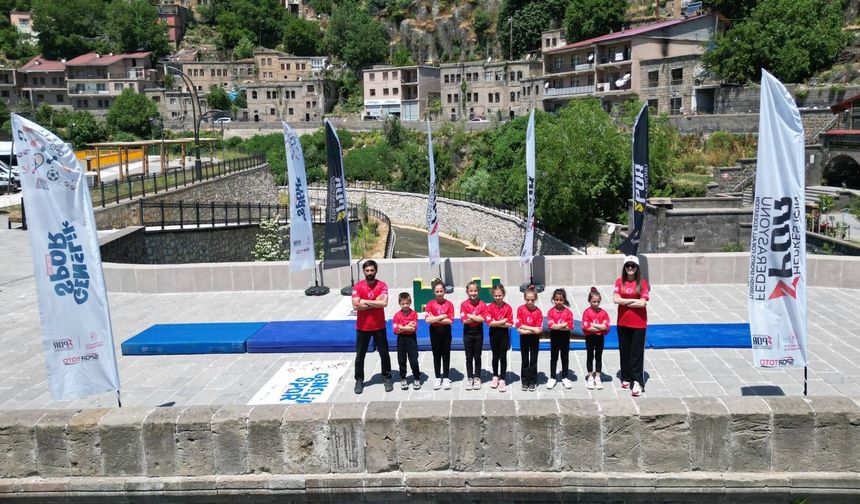 Bitlis'te Tarihi Mekânlarda Cimnastik Gösterisi Düzenlendi