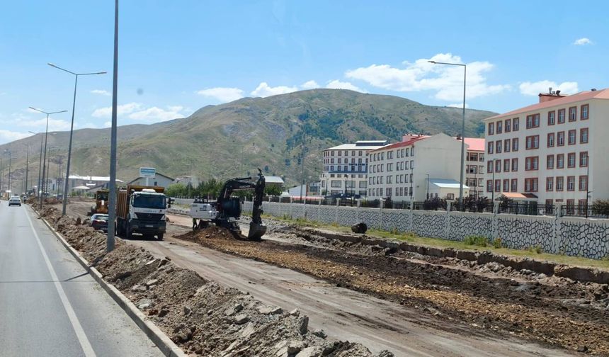 Bitlis'te bitmeyen yol çalışmaları esnafı ve vatandaşı bıktırdı