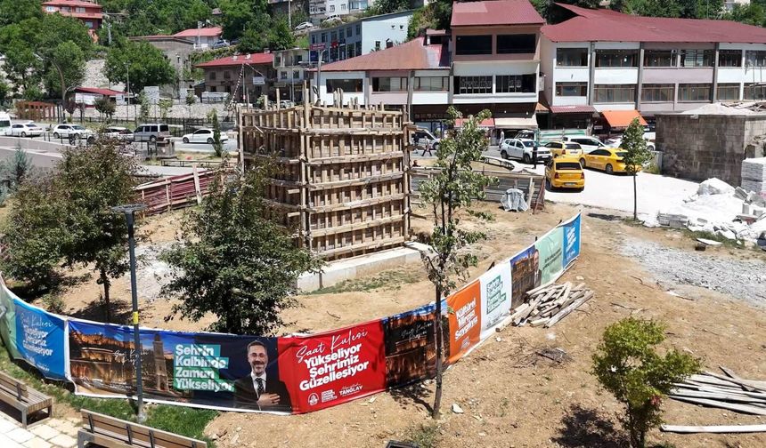 Bitlis'te tarihi dokuya uygun saat kulesi yapılıyor