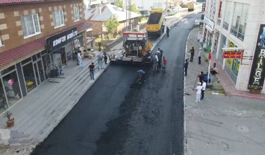 Ahlat'ta Uzun Süredir Beklenen Hastane Caddesi Sıcak Asfaltla Yenileniyor