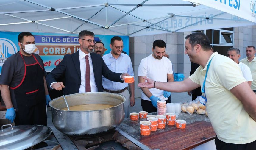 Bitlis Belediyesi'nden Hastane Önünde Ücretsiz İkram Hizmeti