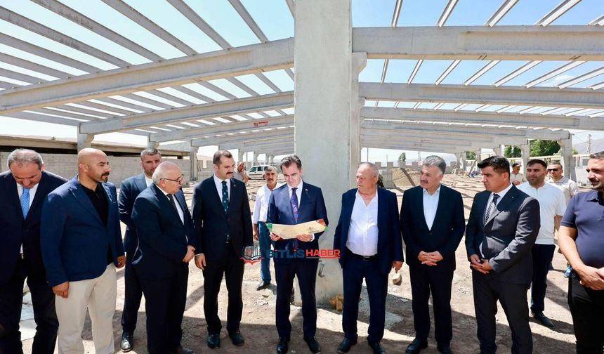 Vali Karakaya, yapımı süren tekstil fabrikasını yerinde inceledi