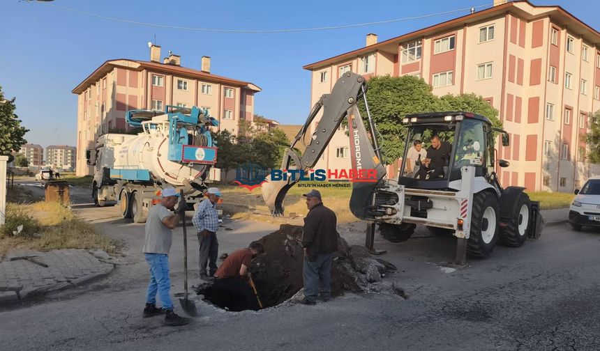 Bitlis Belediyesi TOKİ 3. Etap'ta patlayan kanalizasyon hattı için çalışma başlattı