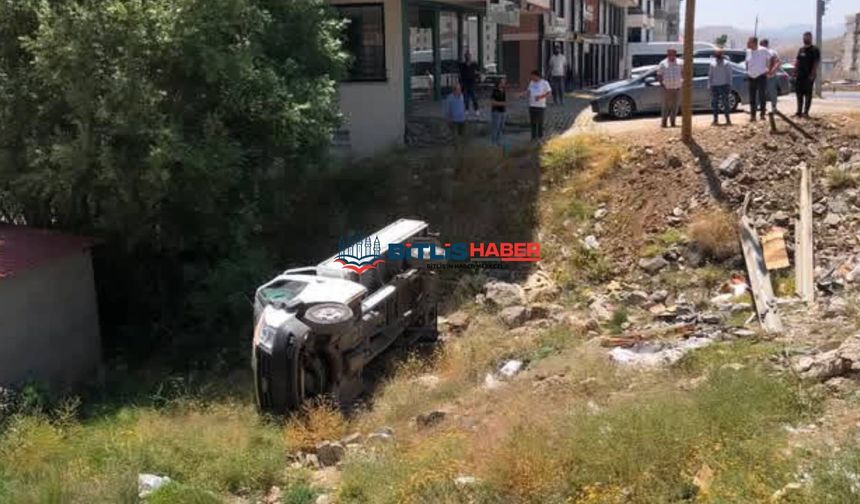 Bitlis'te kontrolden çıkan kamyonet şarampole devrildi