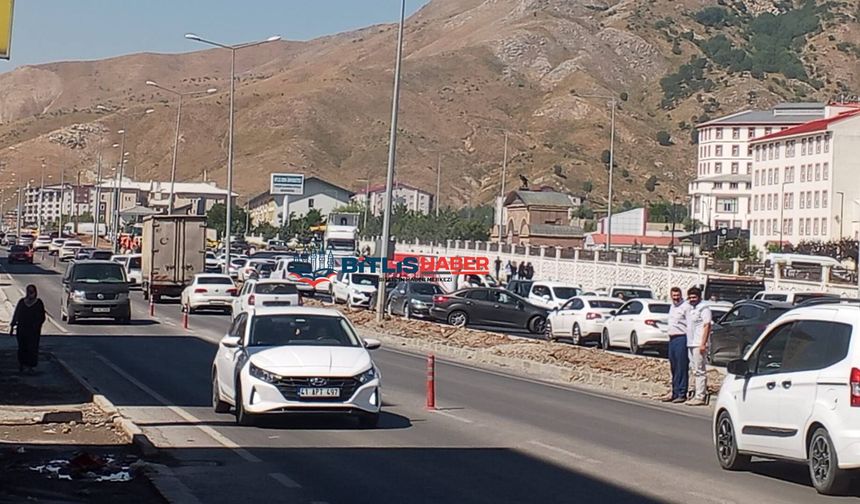 Bitlis'te Sınav Günü Trafik Rezaleti: Adaylar Araçlarını Yol Ortasında Bırakıp Sınava Koştu