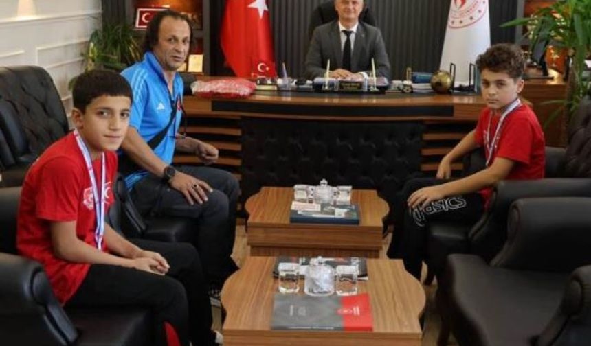 Muş'ta başarılı güreşçiler ödüllendirildi