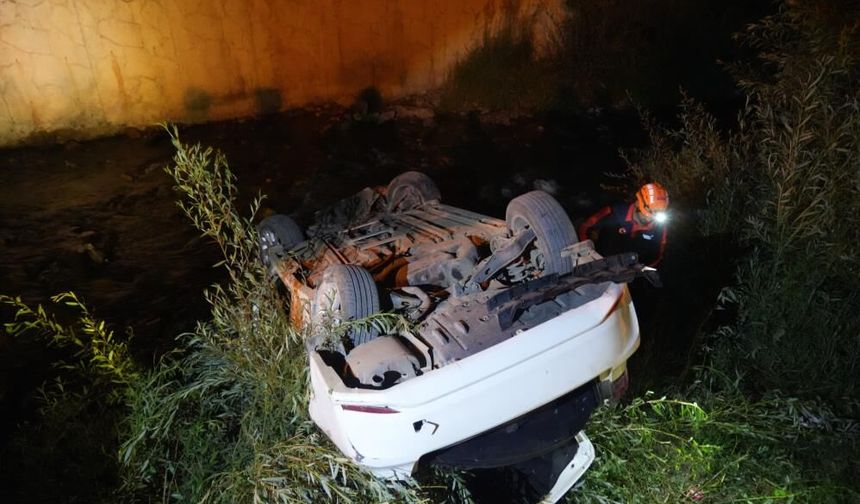 Muş'ta köprüden dere yatağına uçan otomobilde 2 kişi yaralandı
