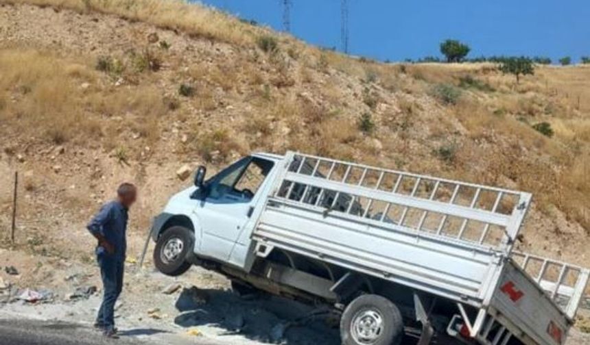 Siirt'te hafif ticari araç yoldan çıktı