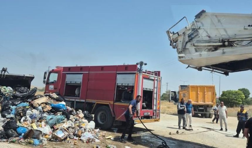 Van'da seyir halindeki çöp kamyonunda yangın