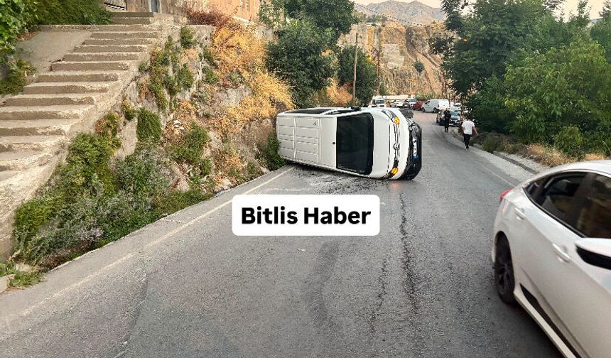 Bitlis’te kontrolden çıkan hafif ticari araç devrildi: 4 kişi hafif yaralandı