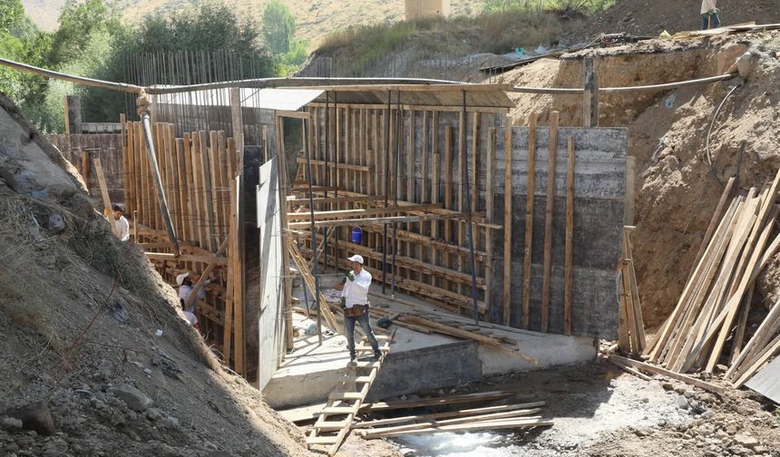 Bitlis’te köprü ve istinat duvarı yapım çalışmaları sürüyor