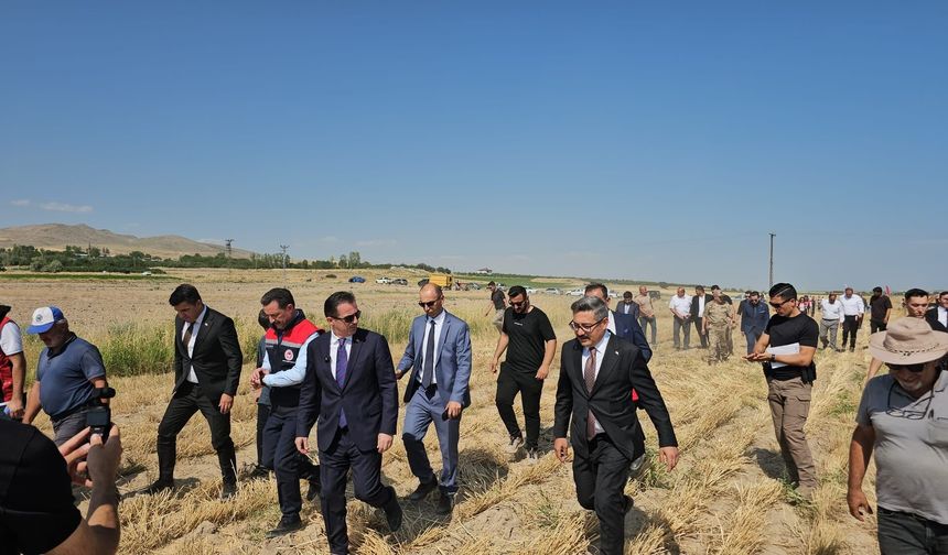 Vali Karakaya Adilcevaz'da Çiftçilerle Hasat Mesaisine Katıldı