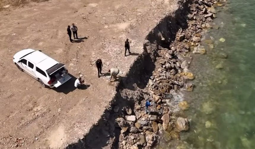 Van Gölü'ndeki Kirlilik İhbarları İnceleniyor: Sahilden Numuneler Alındı
