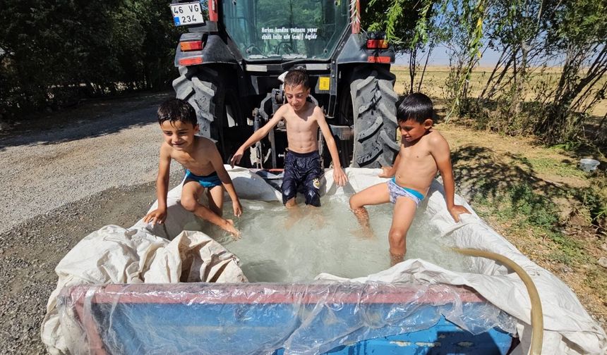 Bitlis’te göle giremeyen çocuklar traktör römorkunu havuza çevirdi