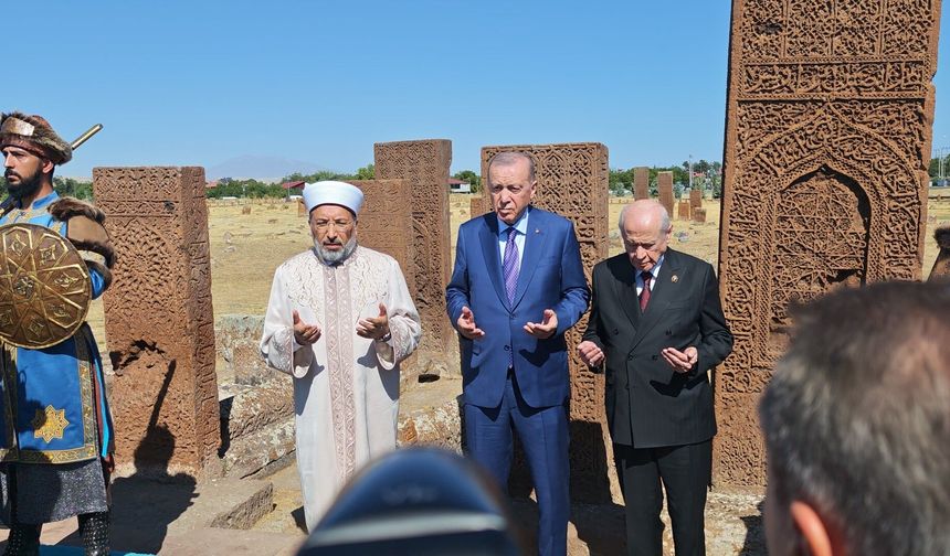 Cumhurbaşkanı Erdoğan’dan Ahlat Selçuklu Kabristanı’na ziyaret