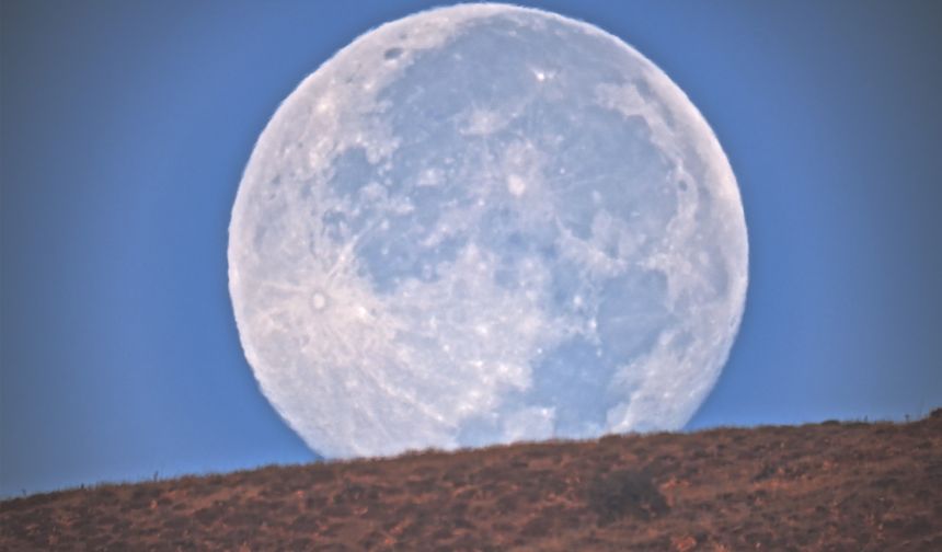 Aynı Anda Ayın Batışı ve Güneşin Doğuşu Bitlis Semalarını Süsledi
