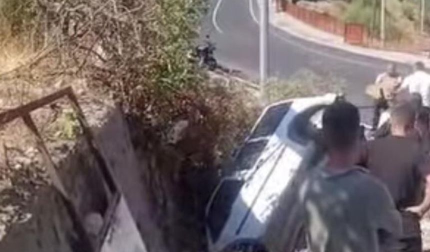 Batman'da kafa kafaya çarpıştılar, araç çukura düştü