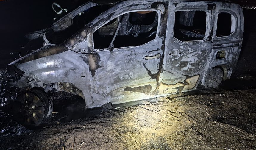 Bitlis'e komşu ilde anız yangınında araç hurdaya döndü