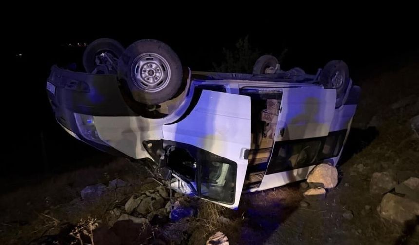 Bitlis'e komşu ilde minibüs şarampole devrildi: 5 yaralı